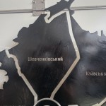 Дерев'яна мапа Харкова на акрилі з підсвіткою між районами, колір Чорний