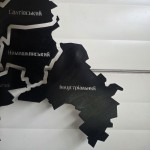 Дерев'яна мапа Харкова на акрилі з підсвіткою між районами, колір Чорний