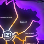 Дерев'яна мапа Харкова на акрилі з підсвіткою між районами, колір Чорний