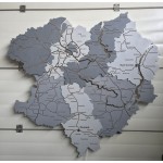 Деталізована багатошарова дерев'яна карта Харківської області з підсвіткою річок, колір Сірий Модерн