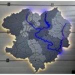 Деталізована багатошарова дерев'яна карта Харківської області з підсвіткою річок, колір Сірий Модерн