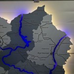 Деталізована багатошарова дерев'яна карта Харківської області з підсвіткою річок, колір Сірий Модерн