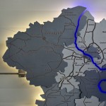 Деталізована багатошарова дерев'яна карта Харківської області з підсвіткою річок, колір Сірий Модерн