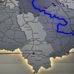Деталізована багатошарова дерев'яна карта Харківської області з підсвіткою річок, колір Сірий Модерн