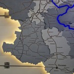 Деталізована багатошарова дерев'яна карта Харківської області з підсвіткою річок, колір Сірий Модерн