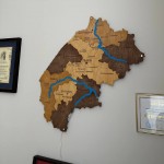 Дерев'яна мапа Львівської області з річками та підсвічуванням, колір Карамель