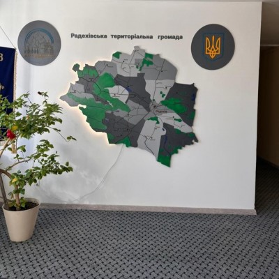 Дерев’яна карта Радехівської територіальної громади з підсвіткою
