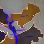 Дерев'яна мапа міста Київ на акрилі з підсвічуванням Дніпра та районів, колір Карамель