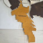 Дерев'яна мапа міста Київ на акрилі з підсвічуванням Дніпра та районів, колір Карамель