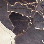 Мапа міста Київ з дерева на акрилі з підсвічуванням Дніпра та меж районів, колір Венге