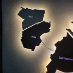 Дерев'яна мапа Києва з містами-супутниками на акрилі з підсвічуванням, колір Капучино