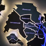 Дерев'яна мапа Києва з містами-супутниками на акрилі з підсвічуванням, колір Капучино