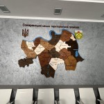 Дерев’яна багатошарова карта Сокирянської громади з підсвіткою