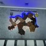 Дерев’яна багатошарова карта Сокирянської громади з підсвіткою