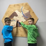 Дерев'яна багатошарова карта Львівської області з річками, об'єднаними територіальними громадами та дорогами