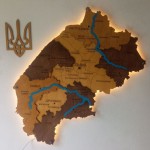 Дерев'яна мапа Львівської області з річками та підсвічуванням, колір Карамель