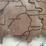 Дерев'яна карта Вінницької області на акрилі з підсвіткою між районами, колір Браун