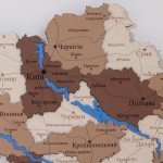 Дерев'яна мапа України з річками та дорогами, колір Капучино