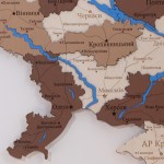 Дерев'яна мапа України з річками та дорогами, колір Капучино