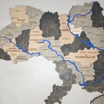 Багатошарова дерев'яна карта України з річками, колір Лофт