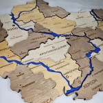 Карта України з дерева та фарбованими річками, колір Світлий Горіх