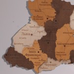 Карта України з дерева та підсвічуванням, колір Золотий