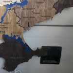 Деталізована карта України із дерева на акрилі з підсвіткою між областями, колір Брауні