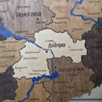 Деталізована карта України із дерева на акрилі з підсвіткою між областями, колір Брауні