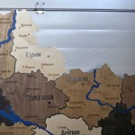 Деталізована карта України із дерева на акрилі з підсвіткою між областями, колір Брауні