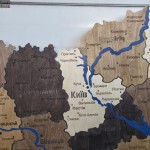 Деталізована карта України із дерева на акрилі з підсвіткою між областями, колір Брауні