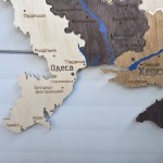 Деталізована карта України із дерева на акрилі з підсвіткою між областями, колір Брауні