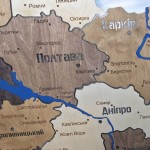 Деталізована карта України із дерева на акрилі з підсвіткою між областями, колір Брауні