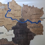 Деталізована карта України із дерева на акрилі з підсвіткою між областями, колір Брауні
