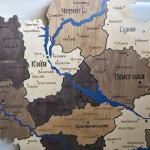 Деталізована карта України із дерева на акрилі з підсвіткою між областями, колір Брауні