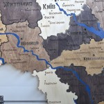 Деталізована карта України із дерева на акрилі з підсвіткою між областями, колір Брауні