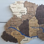 Деталізована карта України із дерева на акрилі з підсвіткою між областями, колір Брауні