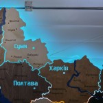 Деталізована карта України із дерева на акрилі з підсвіткою між областями, колір Брауні