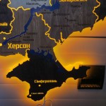 Деталізована карта України із дерева на акрилі з підсвіткою між областями, колір Брауні