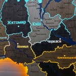 Деталізована карта України із дерева на акрилі з підсвіткою між областями, колір Брауні
