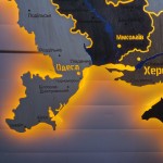 Деталізована карта України із дерева на акрилі з підсвіткою між областями, колір Брауні