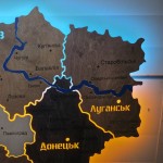 Деталізована карта України із дерева на акрилі з підсвіткою між областями, колір Брауні