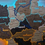 Деталізована карта України із дерева на акрилі з підсвіткою між областями, колір Брауні