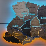 Деталізована карта України із дерева на акрилі з підсвіткою між областями, колір Брауні