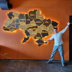 Дерев'яна карта України на акрилі з підсвічуванням між областями, колір Кантрі