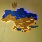 Деталізована дерев'яна карта України з підсвічуванням, колір Прапор