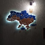 Деталізована дерев'яна карта України з підсвічуванням, колір Прапор