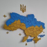 Деталізована дерев'яна карта України з підсвічуванням, колір Прапор