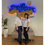Деталізована дерев'яна карта України з підсвічуванням, колір Прапор