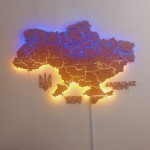 карта України з дерева та акрилу з підсвіткою між областями, колір Дуб