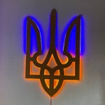 Дерев'яний герб (тризуб) України з підсвіткою